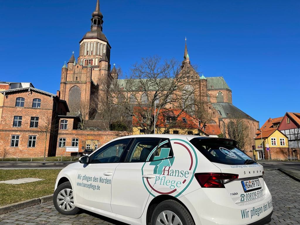 Pflegefahrzeug der Hansepflege-Ambulant vor der Marienkirche in Stralsund